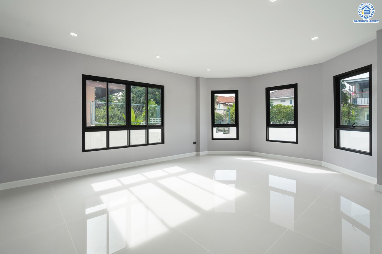 บ้านมือสองตกแต่งใหม่ ม.เมืองเอกประจิม พหลโยธิน87 ตกแต่งครบทุกฟังก์ชัน เนื้อที่ 200 ตร.ว. 3 ห้องนอน 5 ห้องน้ำ 1 ห้องรับรอง จอดรถได้ 3 คัน เชื่อมต่อทุกการเดินทาง ใกล้รถไฟฟ้าสายสีแดง "สถานีหลักหก"และทางด่วน "ศรีสมาน"